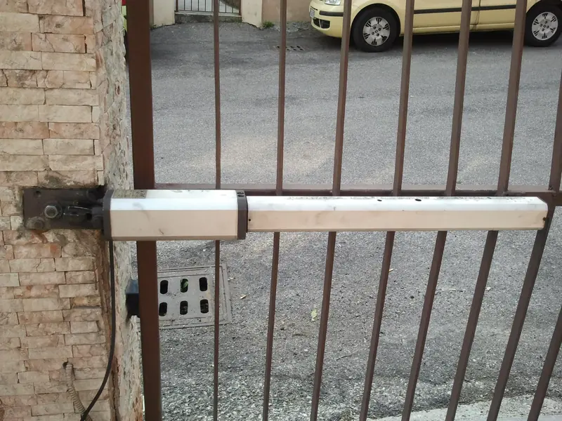 Pistone su cancello a battente – Corticella Bologna