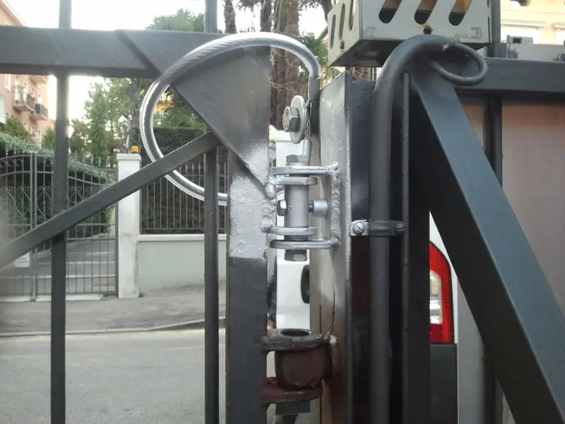 Riparazione del pistone di un cancello automatico – Bologna